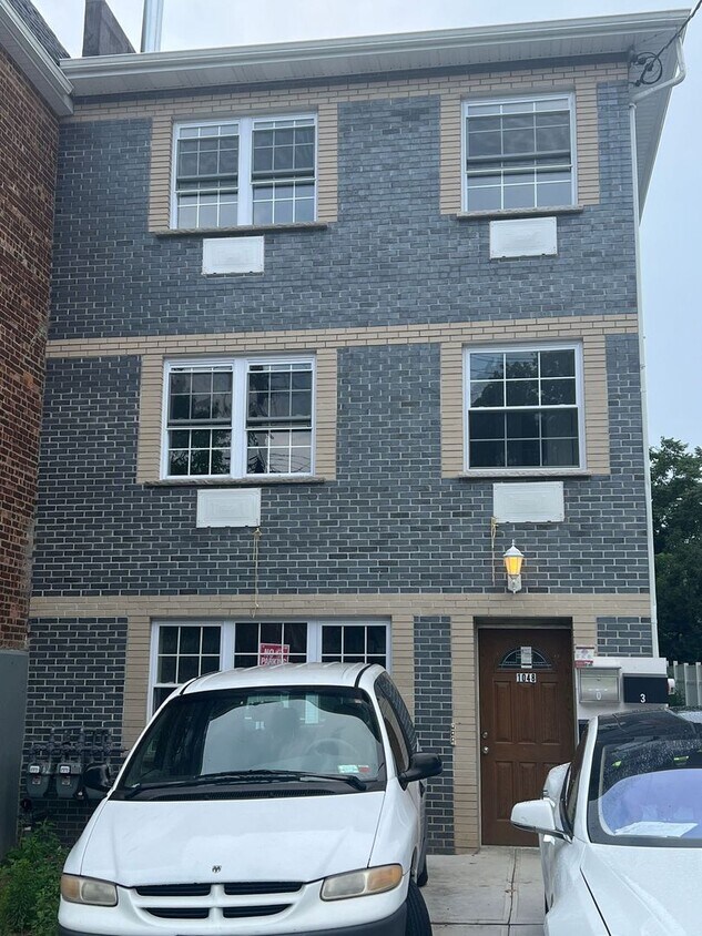 1048 E 226th St Unit 1ST FLOOR, The Bronx, NY 10466 Room for Rent in