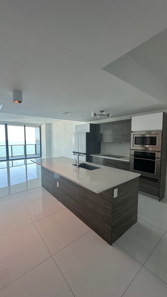 Building Photo - 808 Brickell Key Dr