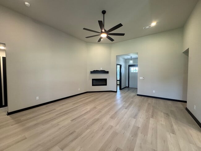 Building Photo - 3204 SW Camden Dr