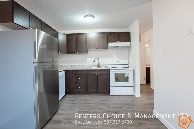 Building Photo - Spacious & Updated 4-Plex Unit with Lawn C...