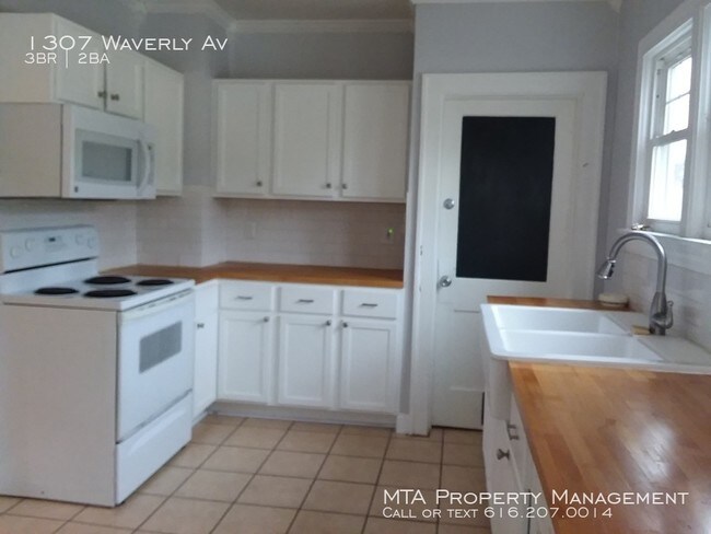 Foto del edificio - 3 bedroom 2 bath with Fenced Yard in the City