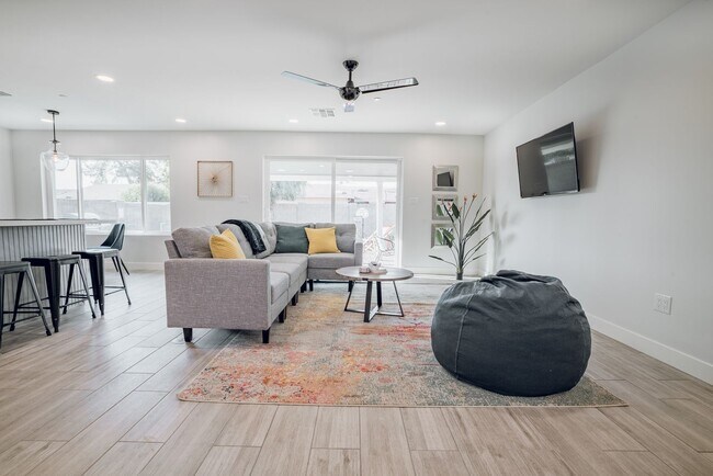 Foto del edificio - COMING SOON! NO HOA Heated Pool-Gorgeous 3bed/2bath Home in Old Town Scottsdale