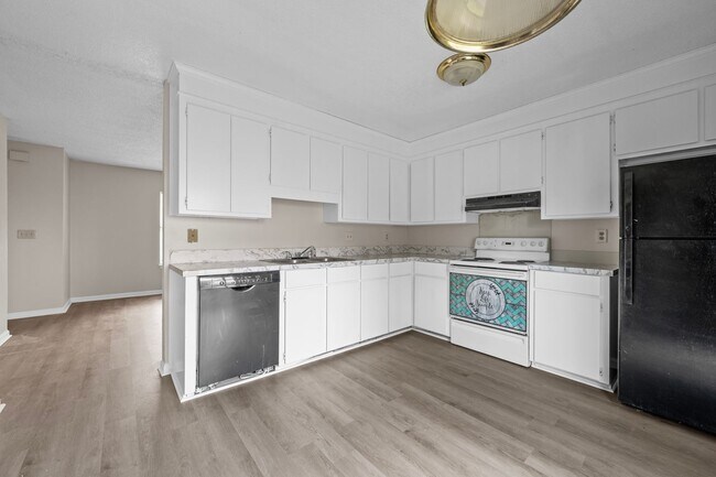 Building Photo - 3 bedroom townhome available in Whitfield ...