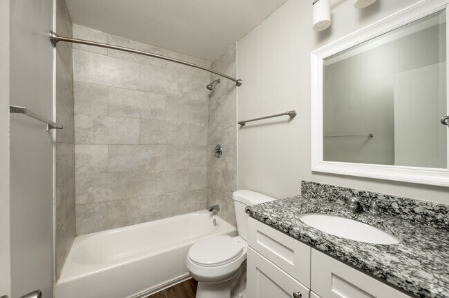 2BR, 1BA - 790SF - Bathroom - Cumberland Manor