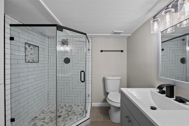 Building Photo - 1118 Avenue K Down