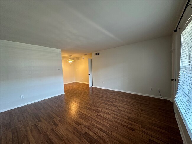 Foto del edificio - 2350 Bering Dr