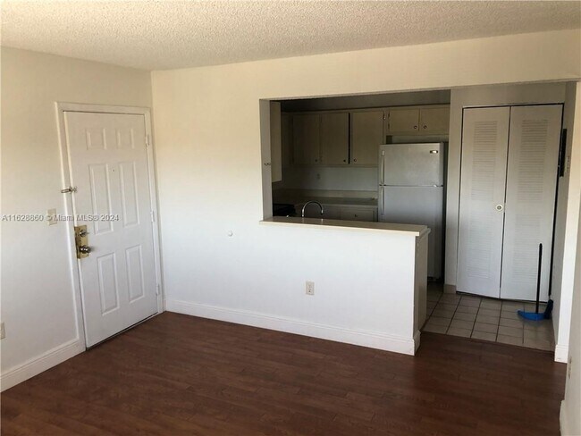 Building Photo - 350 Palm Cir W