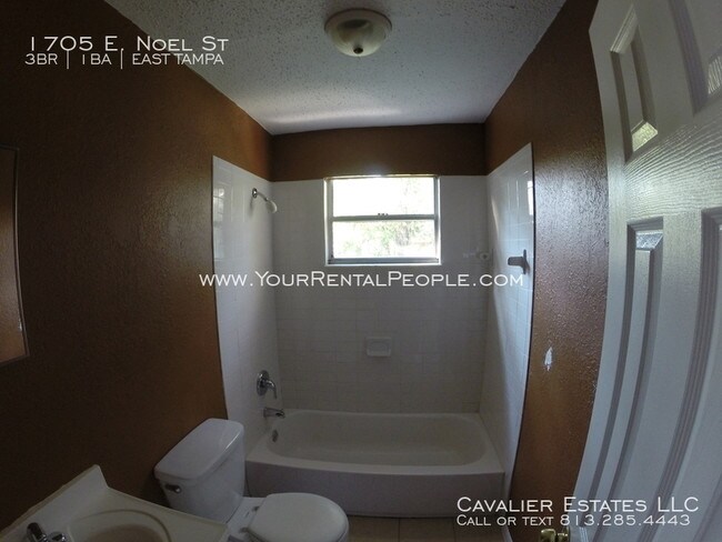 Building Photo - Bungalow Single Family Home 3 bedroom