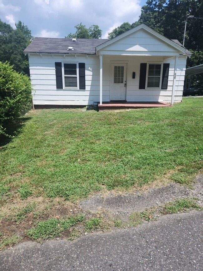 Building Photo - 303 W Hilltop Cir