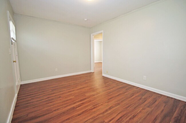 Foto del edificio - Cozy & Convenient 2 Bedroom in West Columb...