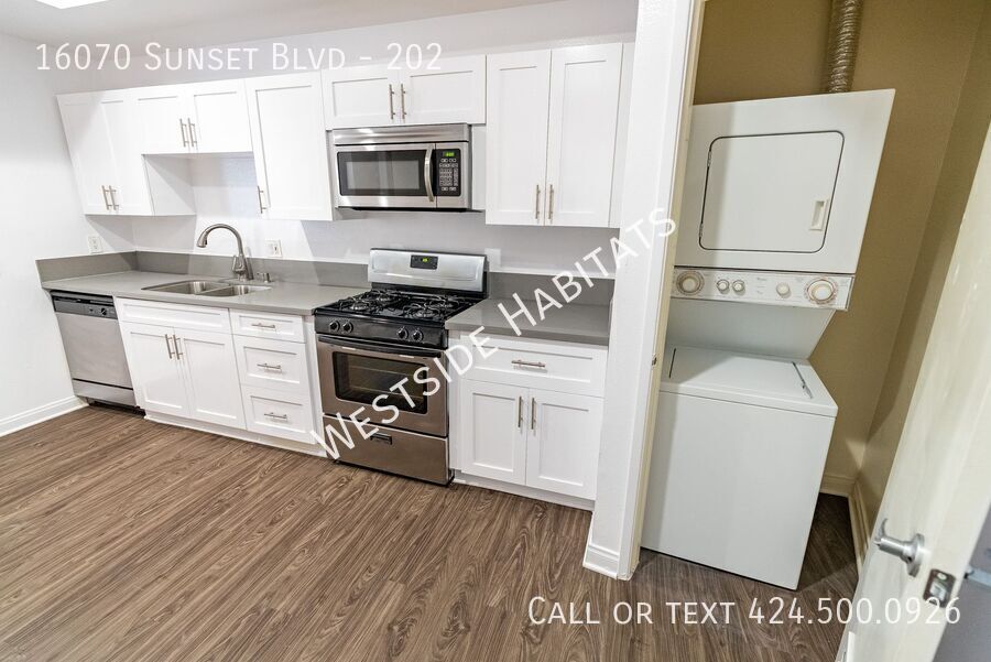 Foto principal - 16070 W Sunset Blvd