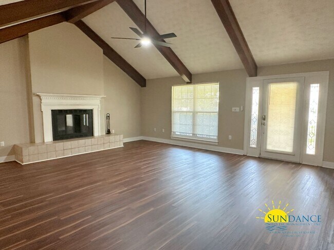 Building Photo - Move-in special: $500 OFF first full month...