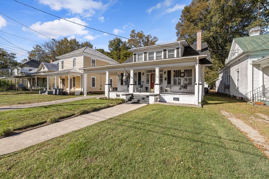 Building Photo - Beautifully remodeled Historic Home in Dow...