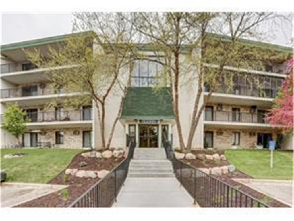 Foto principal - 10521 Cedar Lake Rd