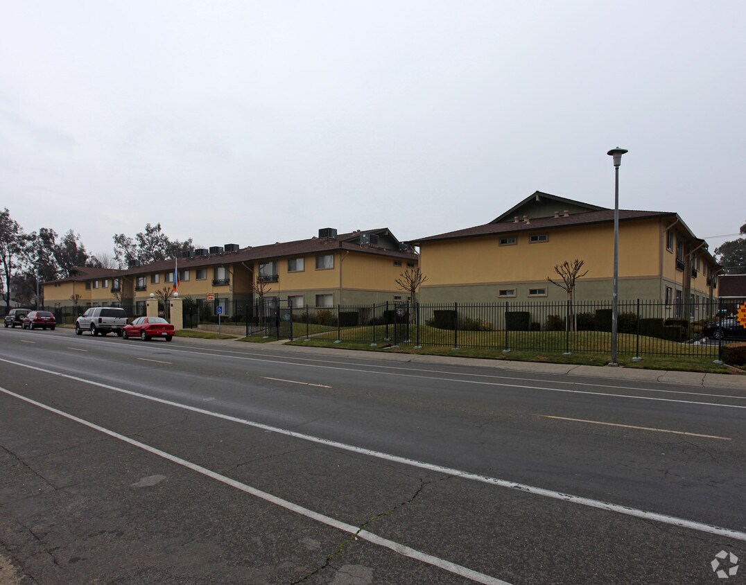 Hacienda Gardens Apartments in Rancho Cordova, CA