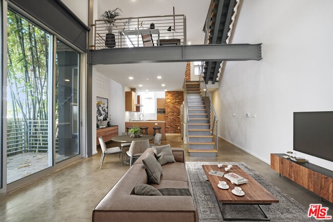 Building Photo - 1220 N Orange Grove Ave