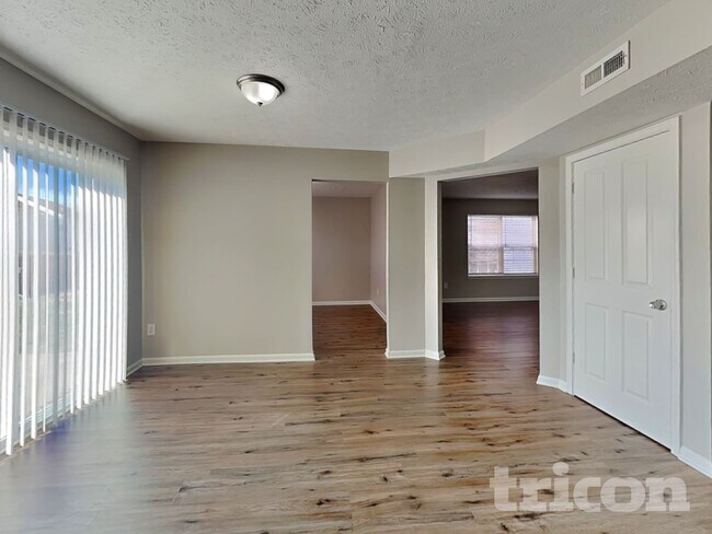 Foto del edificio - 8146 Birchfield Dr