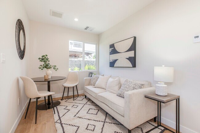 Foto del edificio - 8881 Morehart Ave