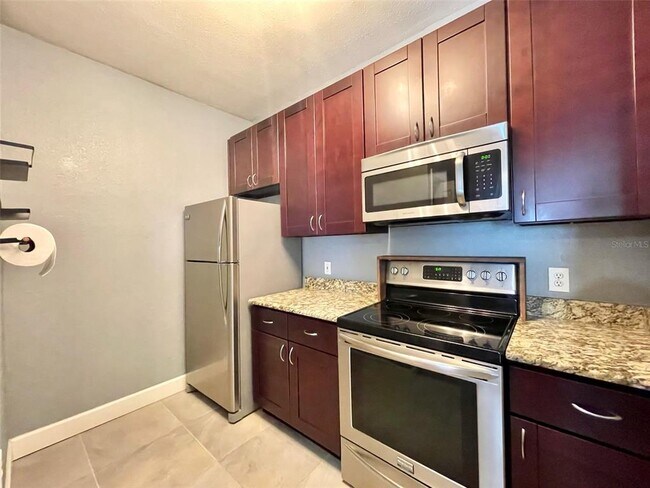 Building Photo - 18001 Richmond Pl Dr