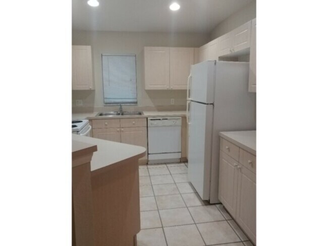 Foto del edificio - 2-bedroom 2 bath 2 duplex with garage!