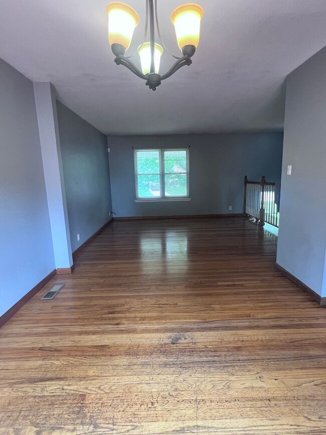 Building Photo - Large single family home