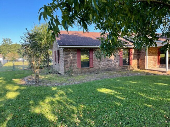 Foto del edificio - !!$500 off First months Rent!! Private 1-Acre Retreat with Pool, Screened Porch & Spacious Interior