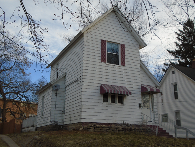 Building Photo - 935 Baraga St NE