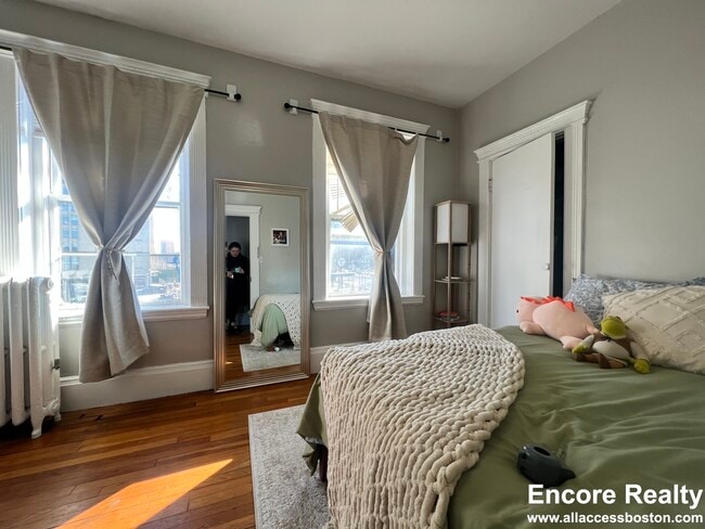 Building Photo - 447 Park Dr