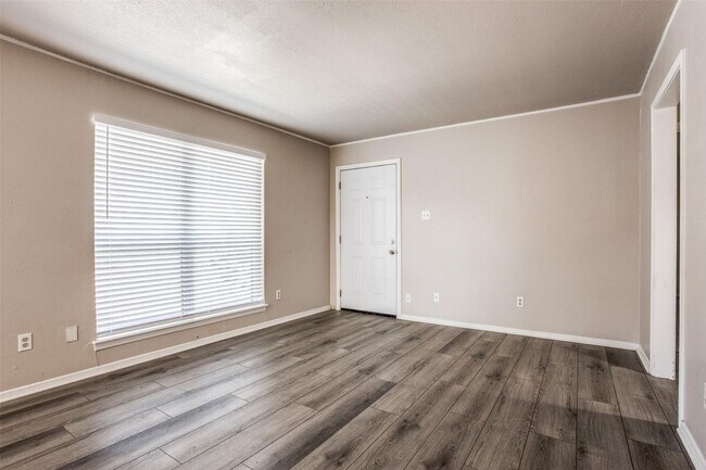Building Photo - 2432-2434 Lakeview Cir