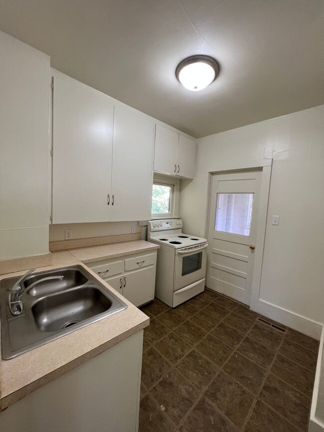Building Photo - Remodeled Like New 2 Bedroom 1 Bath