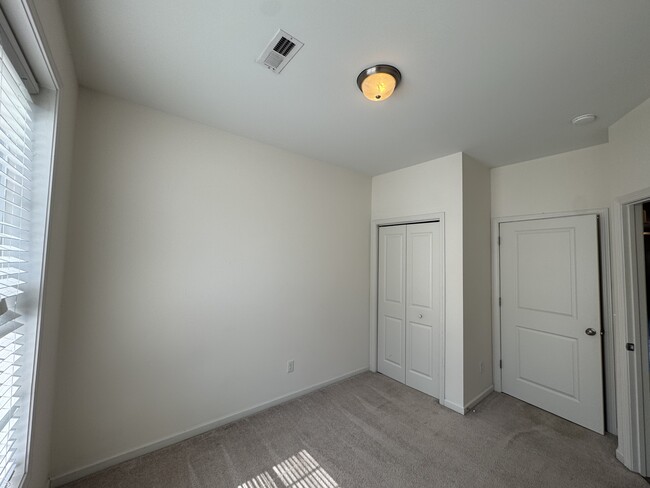 Foto del edificio - 53 Dresser Ln