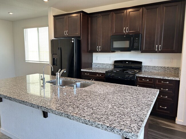 Foto del edificio - Wonderful 3 Bedroom, 3 'FULL' Bath Home