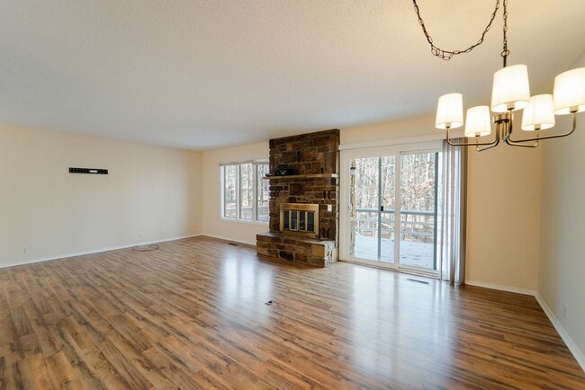 Building Photo - 2 bed, 2 bath newly renovated