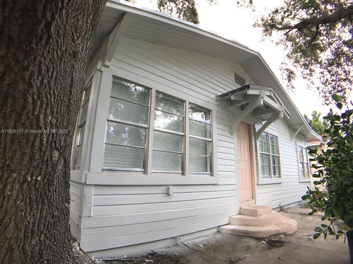 Foto principal - 97 NW 27th St