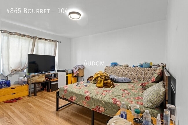 Building Photo - 4865 Av Bourret