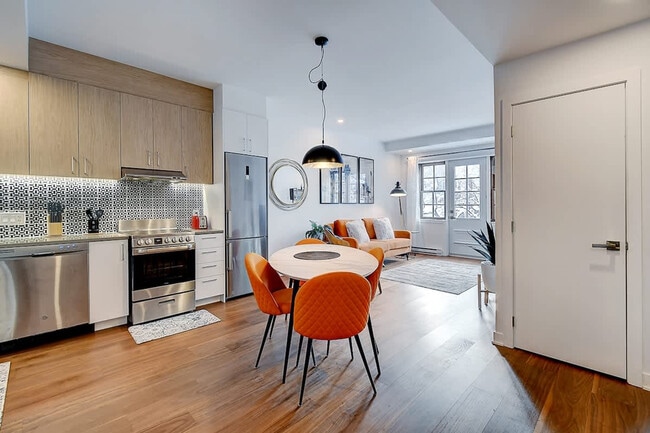 Building Photo - 5169 Rue Jeanne-Mance