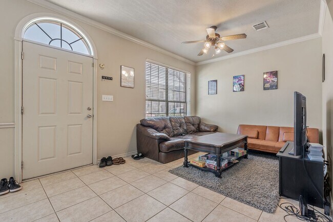 Foto del edificio - Fall 2025 Move In! Spacious 4 Bed, 4 Bath ...