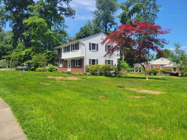 Foto del edificio - 4 Bedroom Colonial in Timonium