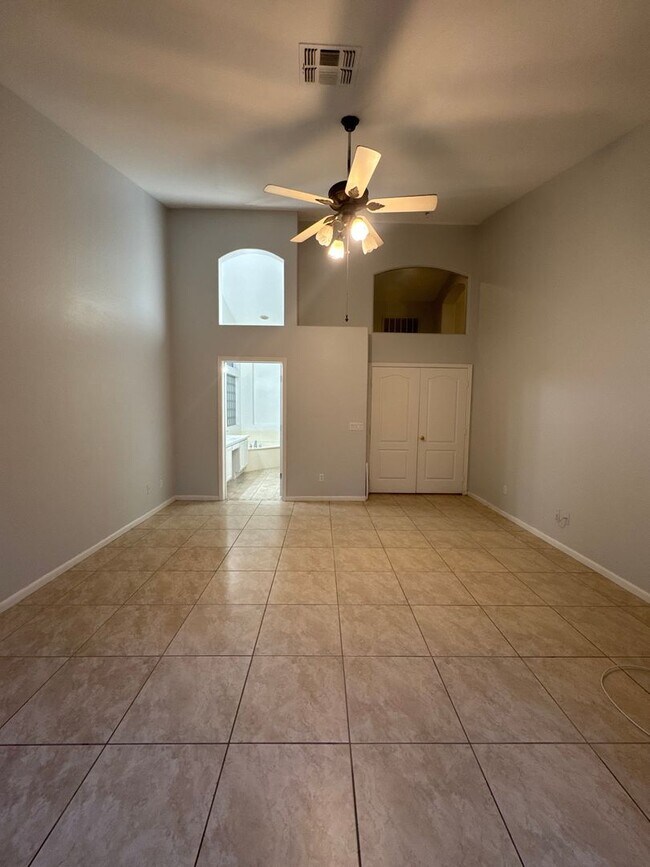 Foto del edificio - Upgraded home in Glendale with Pool