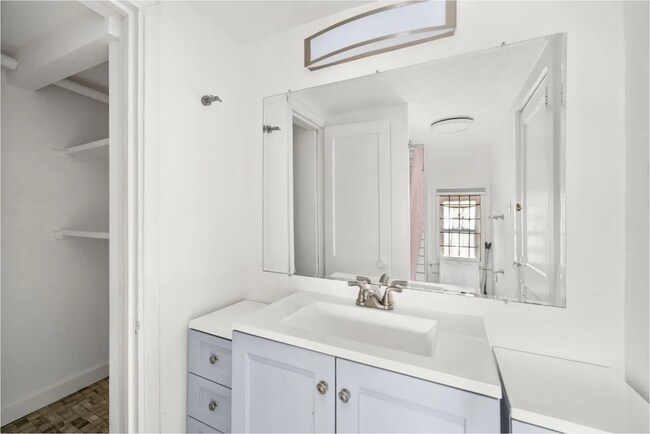 Baño 2 - 4407 Stanford St