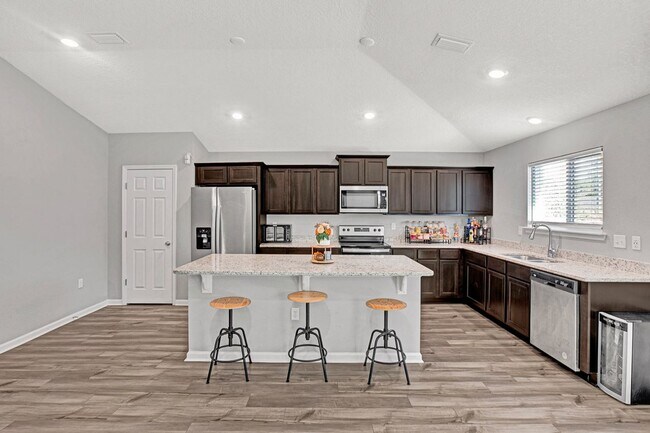 Foto del edificio - Move-In Ready 4BR Home. Split Floor Plan. 2-Car Garage & Pet Friendly!