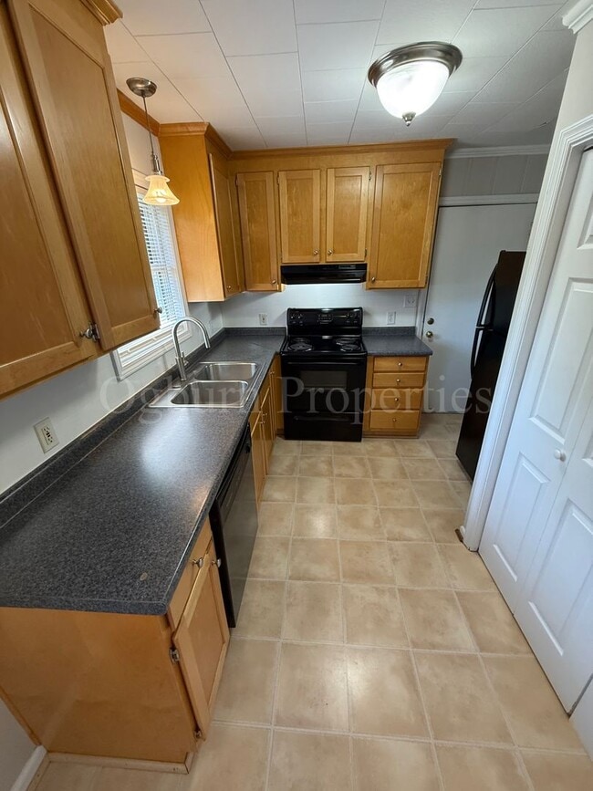 Building Photo - 651 S Sunset Dr