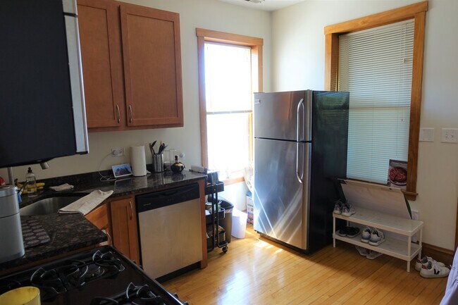 Building Photo - 2116 N Oakley Ave