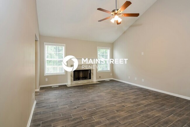 Foto del edificio - 5 Bedroom Pet-Friendly Home in Douglasville, GA with Main Street Renewal