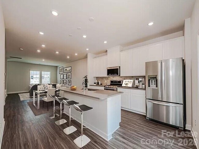 Foto del edificio - 2518 Arbor Loop Dr