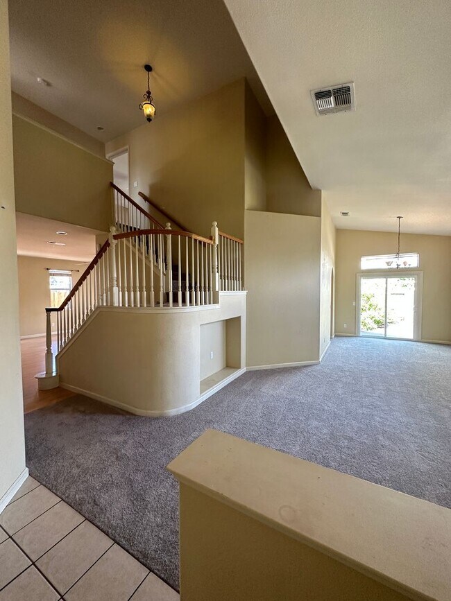 Building Photo - Spacious 4BR/2.5BA Home with 3 Car Garage ...