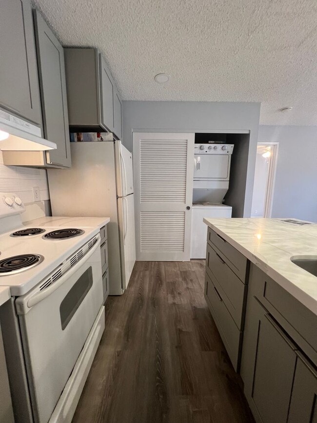 Foto del edificio - Upstairs Corner Unit 1 Bedroom/1 Bath Town...