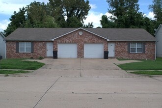 Building Photo - 309-311-311 Dads Way