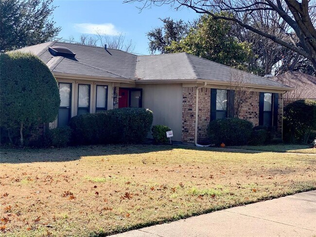 Building Photo - 2706 Oak Trail