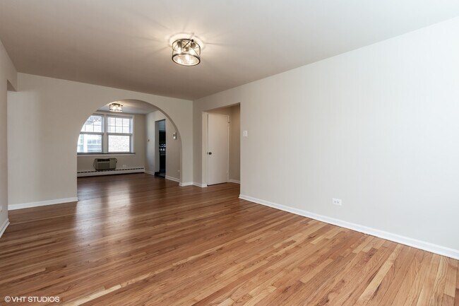 Building Photo - 2432 W Farragut Ave